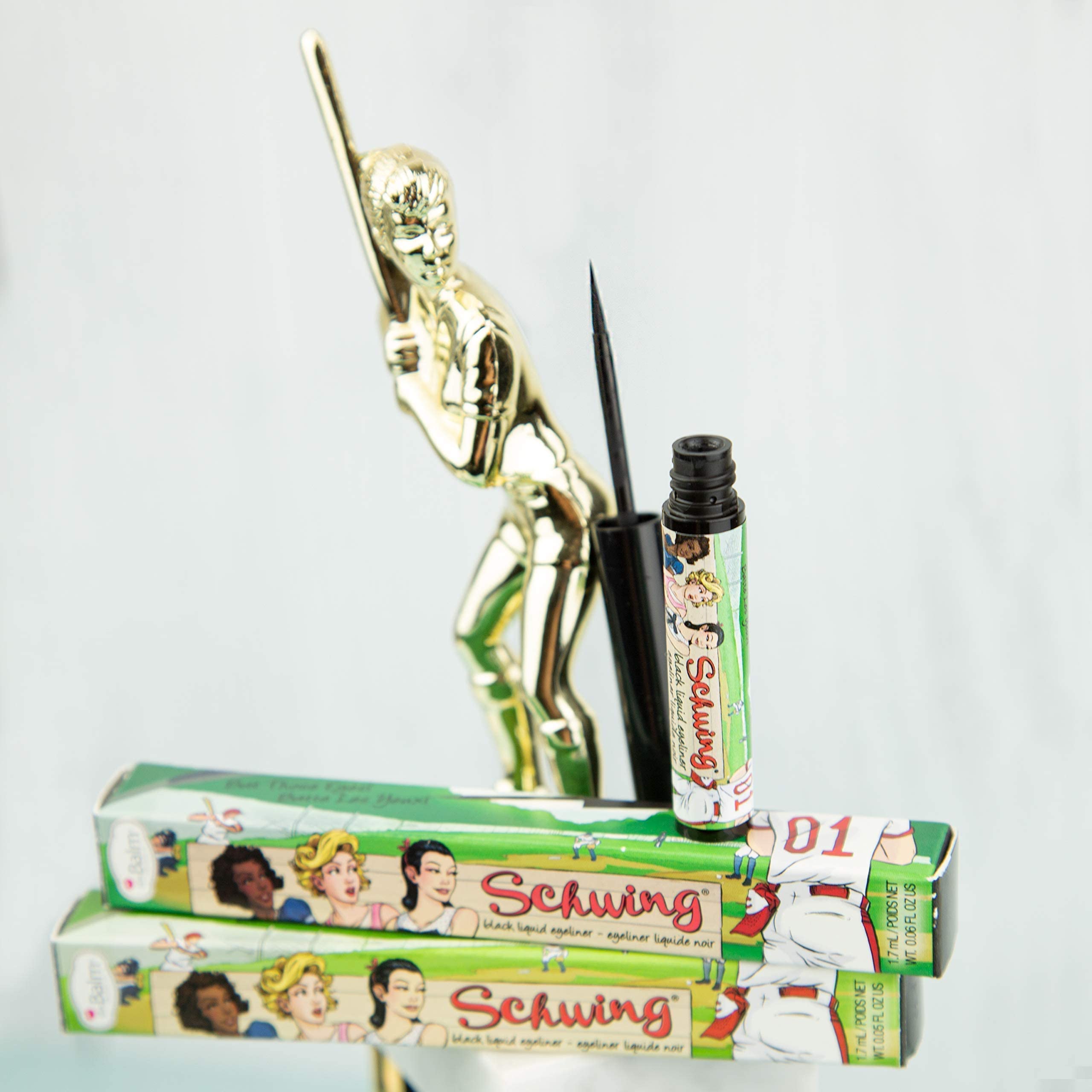 theBalm Schwing Eyeliner – Fini noir mat, rendu durable.