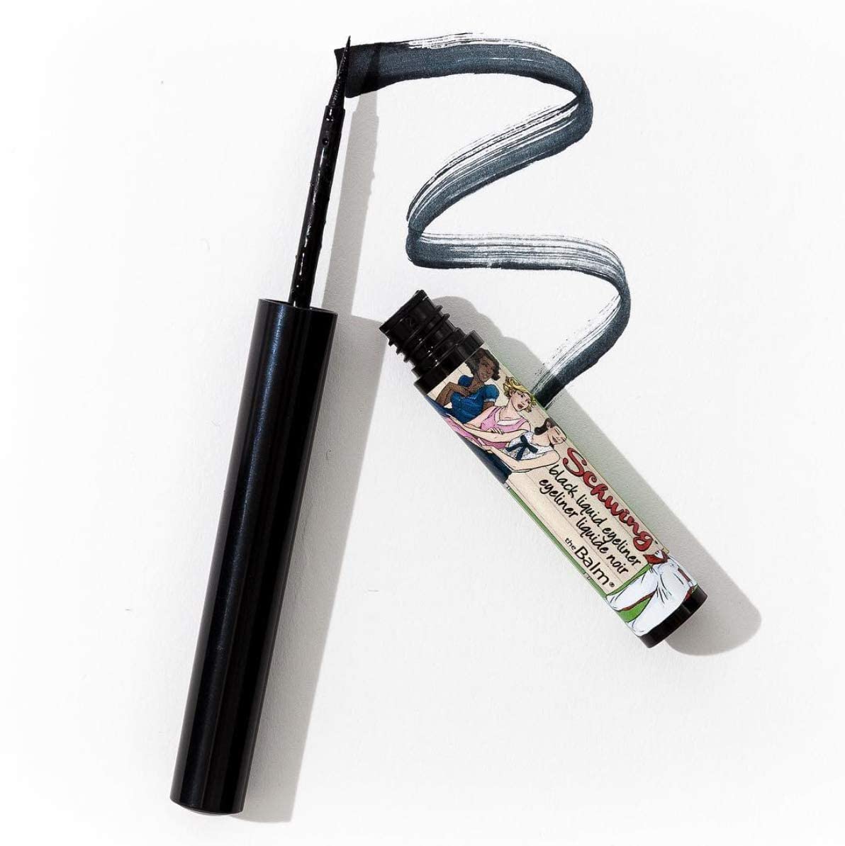 theBalm Schwing Eyeliner – Trait audacieux noir, effet graphique sans bavure.