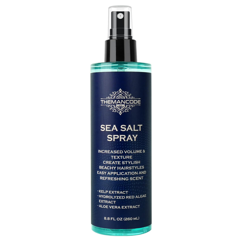 THEMANCODE spray sel de mer bouteille en main, volume et texture naturelles.