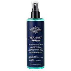 THEMANCODE spray sel de mer bouteille en main, volume et texture naturelles.