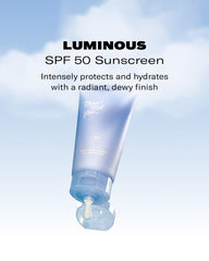 Application avant maquillage avec Then I Met You Essence Light Sunscreen pour une peau prête.