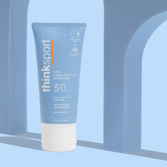 Thinksport application creme minérale visage facilite l'étalement.