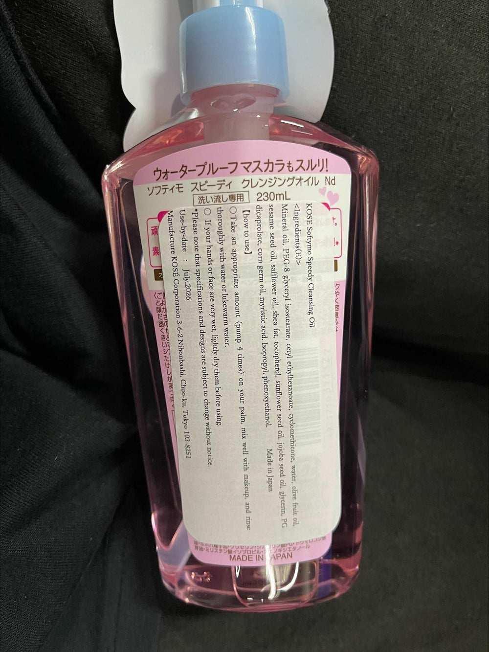 Massage doux du visage lors de l application pour un démaquillage efficace
