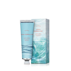 Crème pour les mains Thymes Aqua Coralline, bouteille élégante prête à hydrater vos mains.