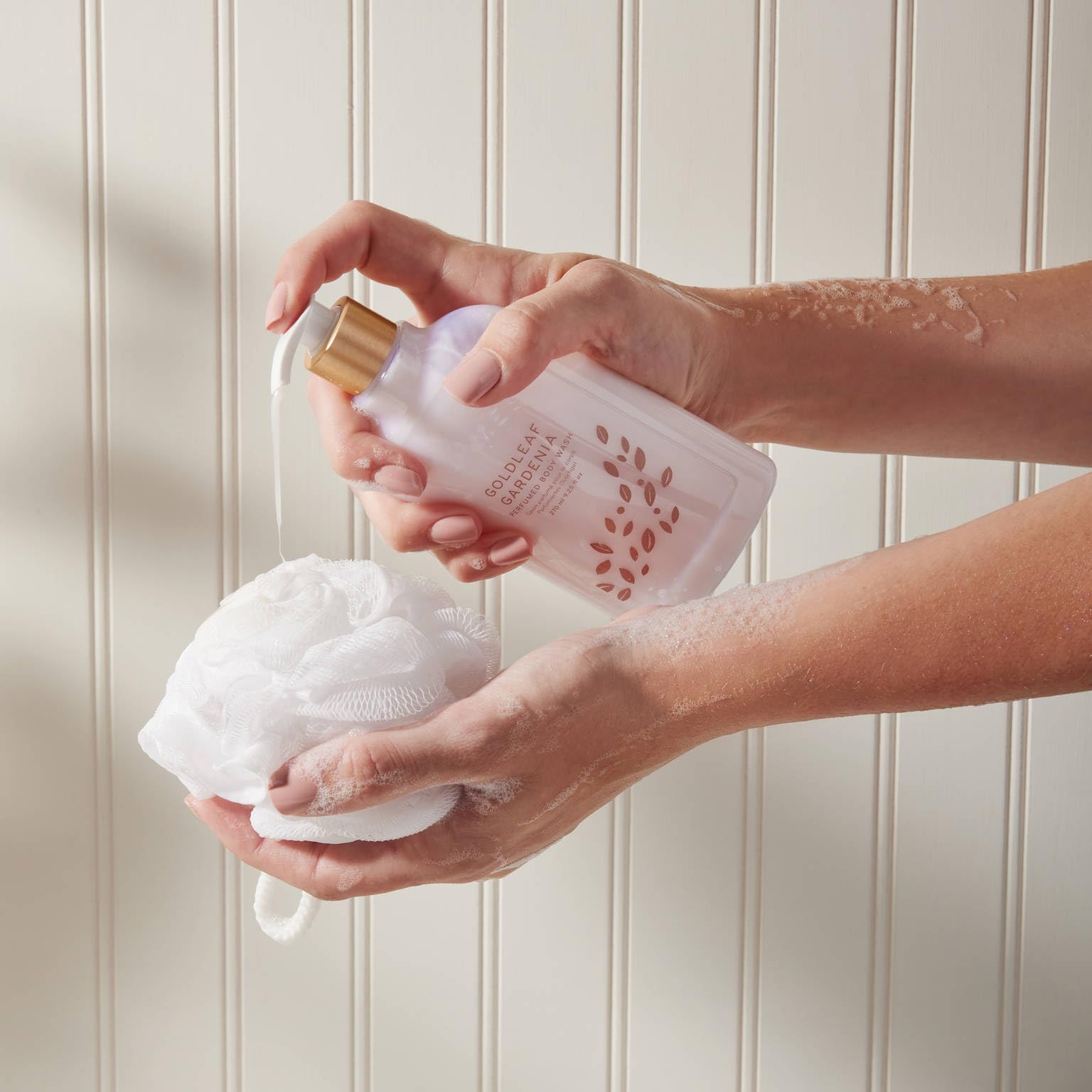 Thymes Douche détail fleur Gardenia, parfum floral délicat.