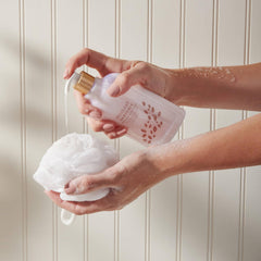 Thymes Douche détail fleur Gardenia, parfum floral délicat.