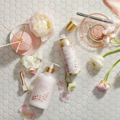 Thymes Douche texture liquide – mousse légère qui rince en douceur.