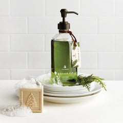 Thymes Frasier Fir - texture crèmeuse du lavage mains, douceur assurée.
