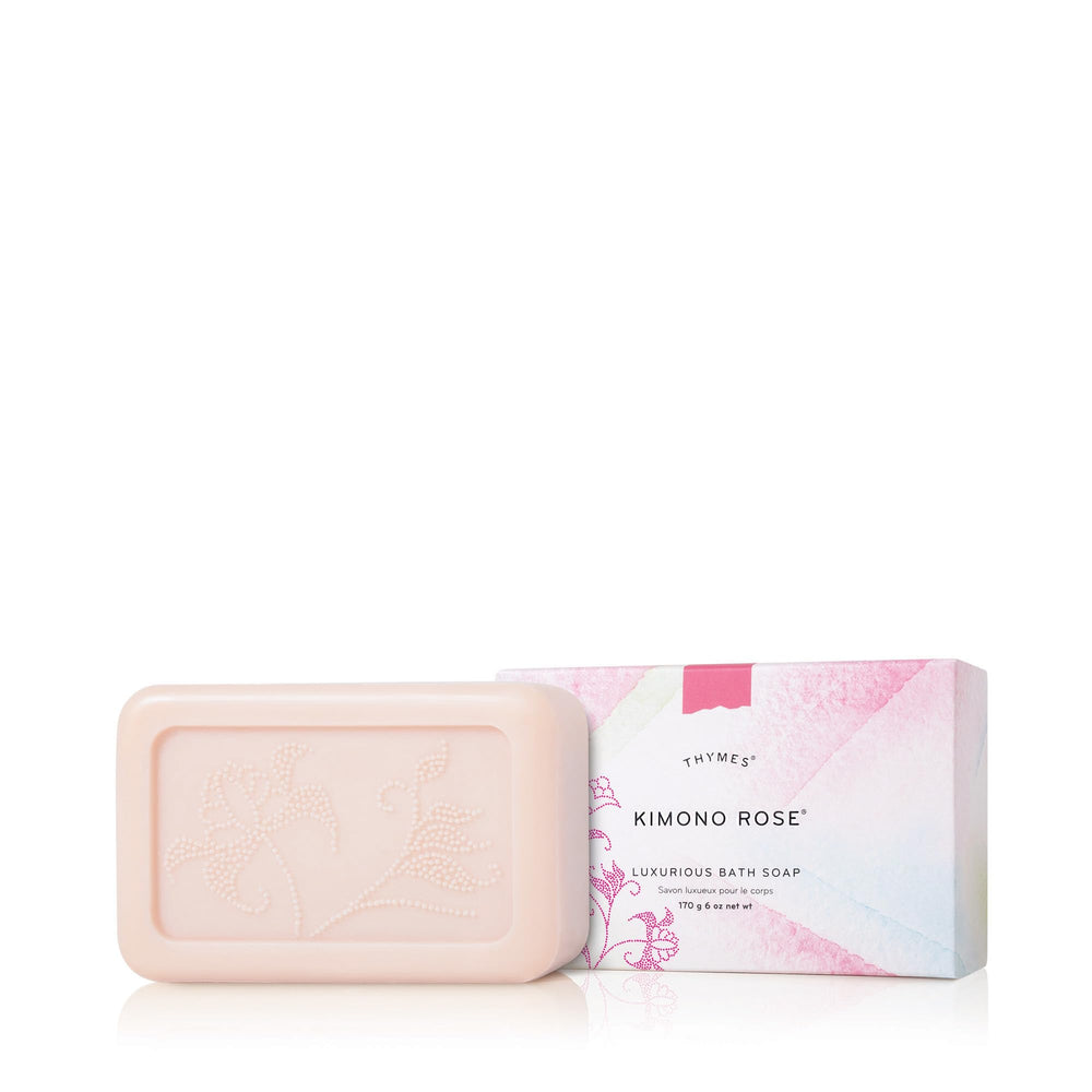 Savon Thymes Kimono Rose avec texture crèmeuse pour hydratation délicate.