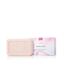 Savon Thymes Kimono Rose avec texture crèmeuse pour hydratation délicate.
