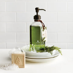 Design artisanal et packaging Thymes, élégant sur le comptoir de salle de bain