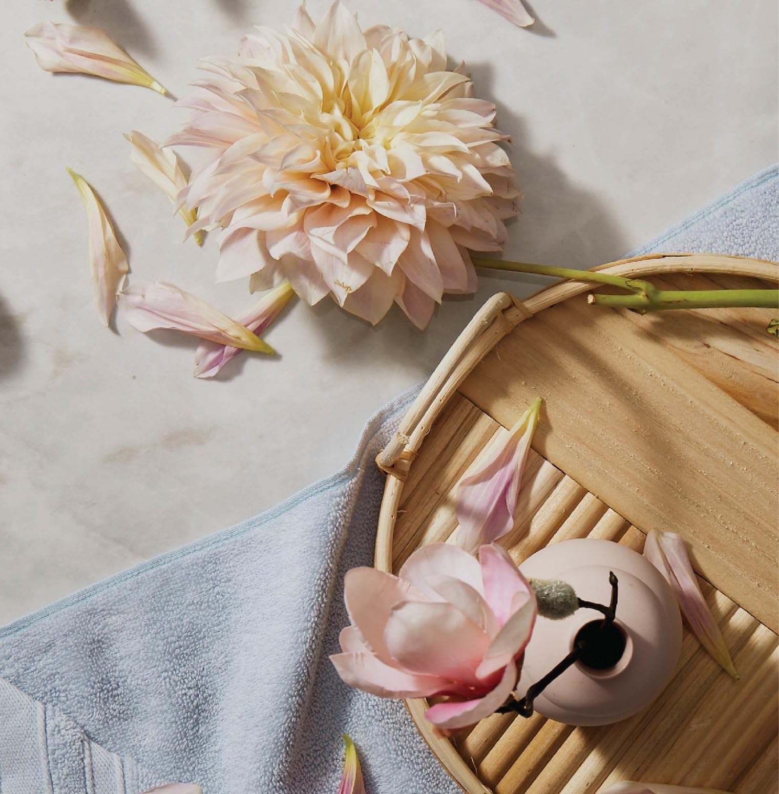 Ingrédients hyaluronate de sodium dans Thymes Kimono Rose, peau hydratée.