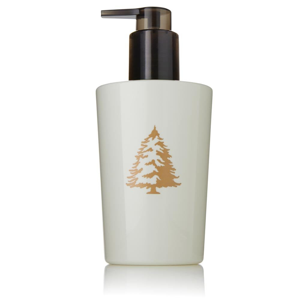 Lotion mains Thymes Frasier Fir, bouteille élégante favorisant une hydratation quotidienne.