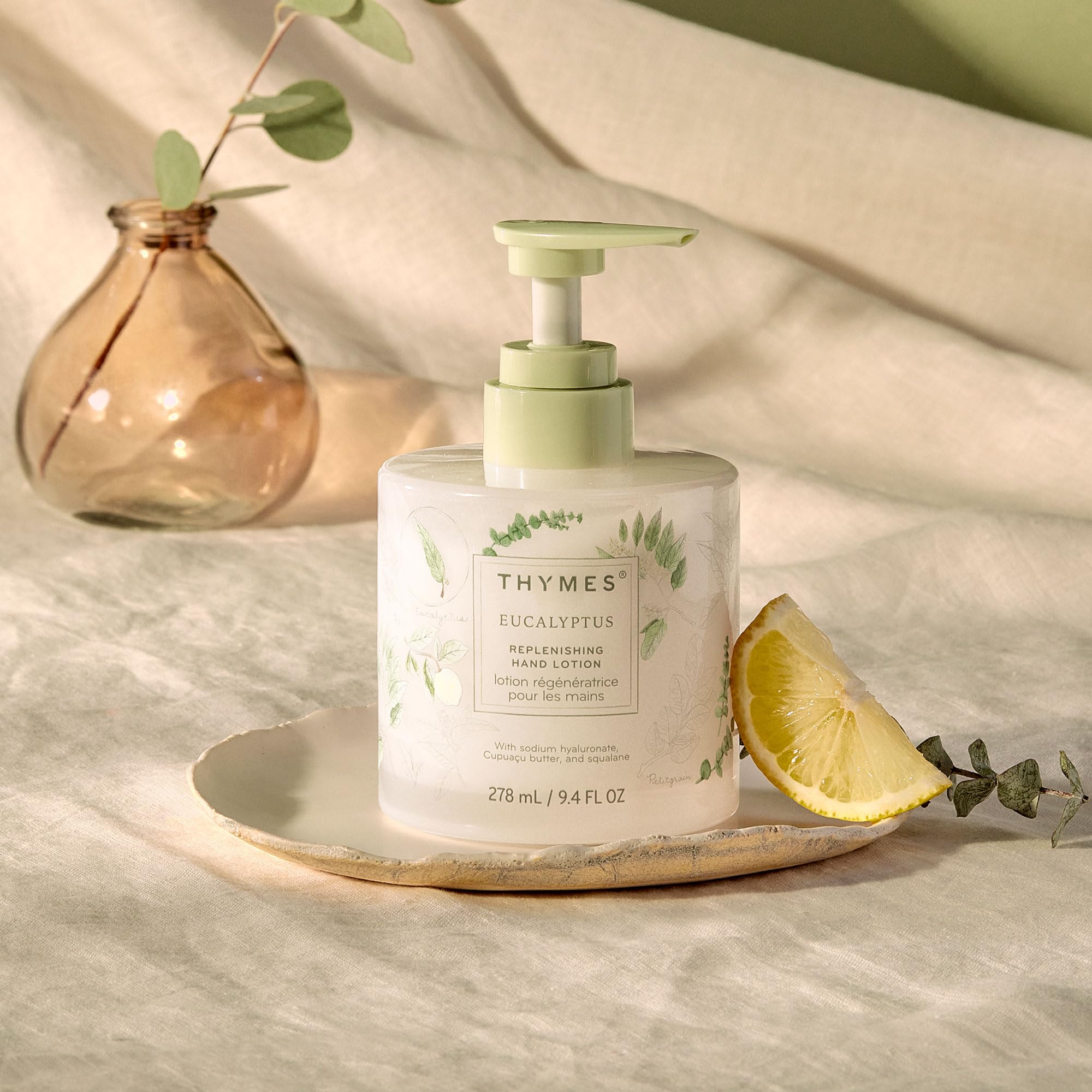 Texture creme appliquee sur les mains par Thymes, démontrant hydratation et douceur.