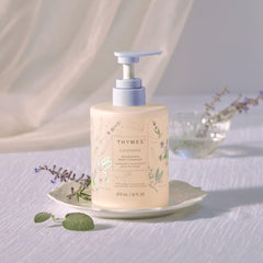 Thymes Nourishing Body Cleanser – mousse-veloutee-lavande: mousse riche pour une peau douce.