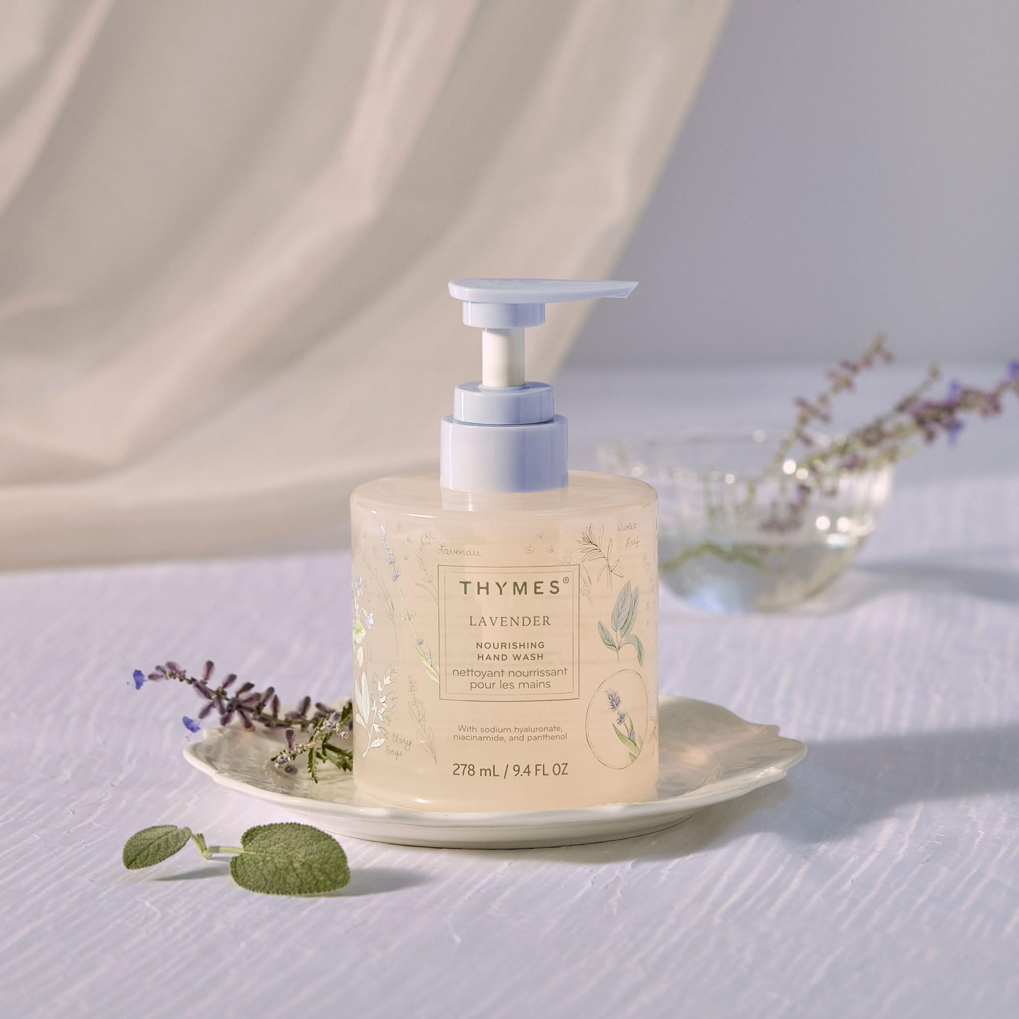 Thymes Nourrissant Mains – bouteille en verre bois de rose chaud, ambiance chaleureuse