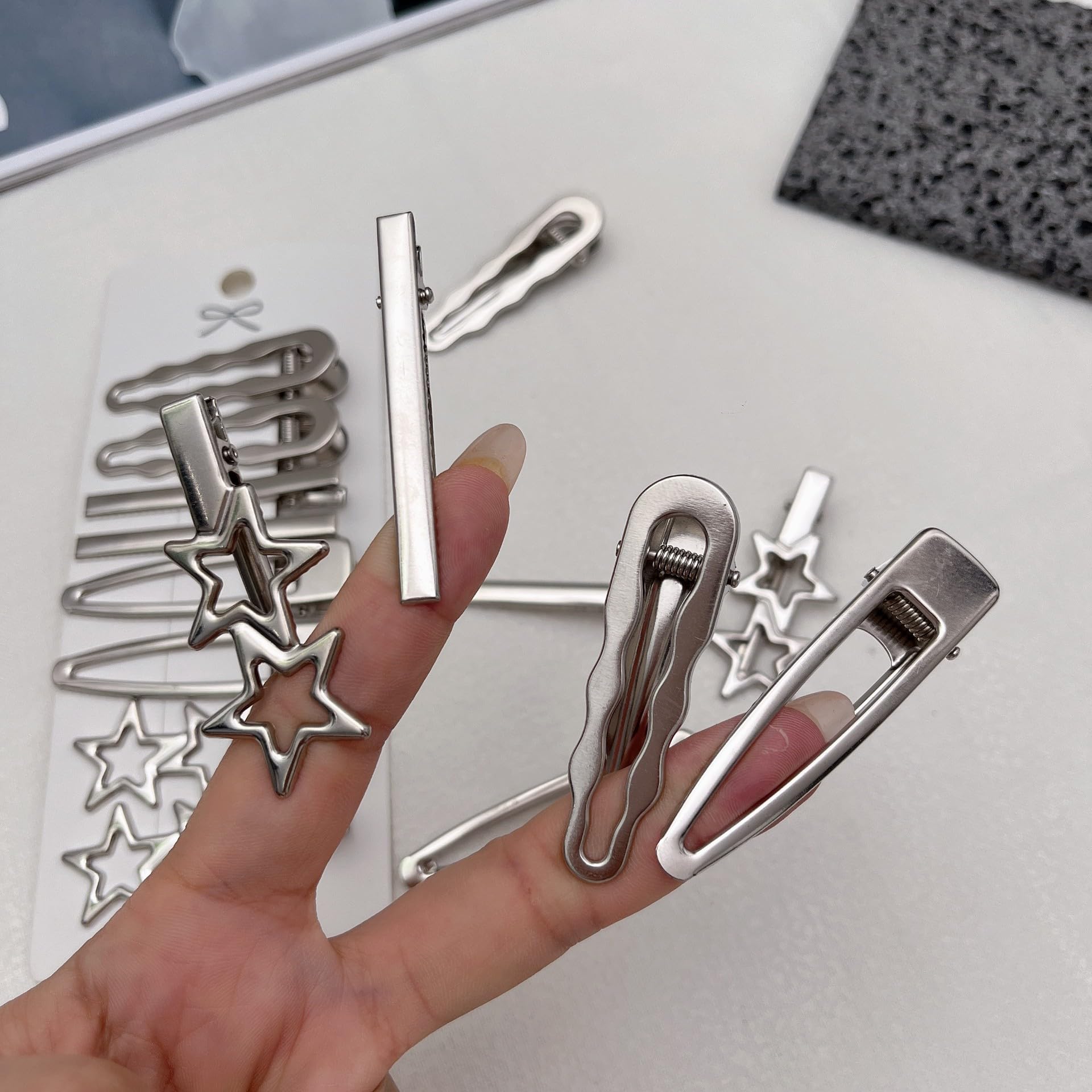 Barrettes TianRan en forme de cœurs argentés, idéal pour un look féminin et romantique.