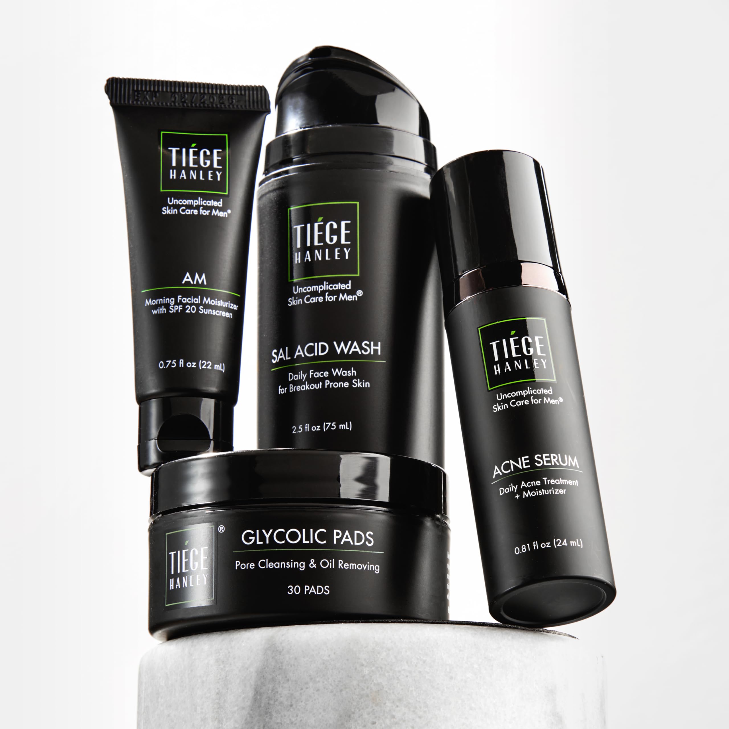Tiege Hanley lavage à l’acide salicylique pour nettoyer et hydrater la peau.