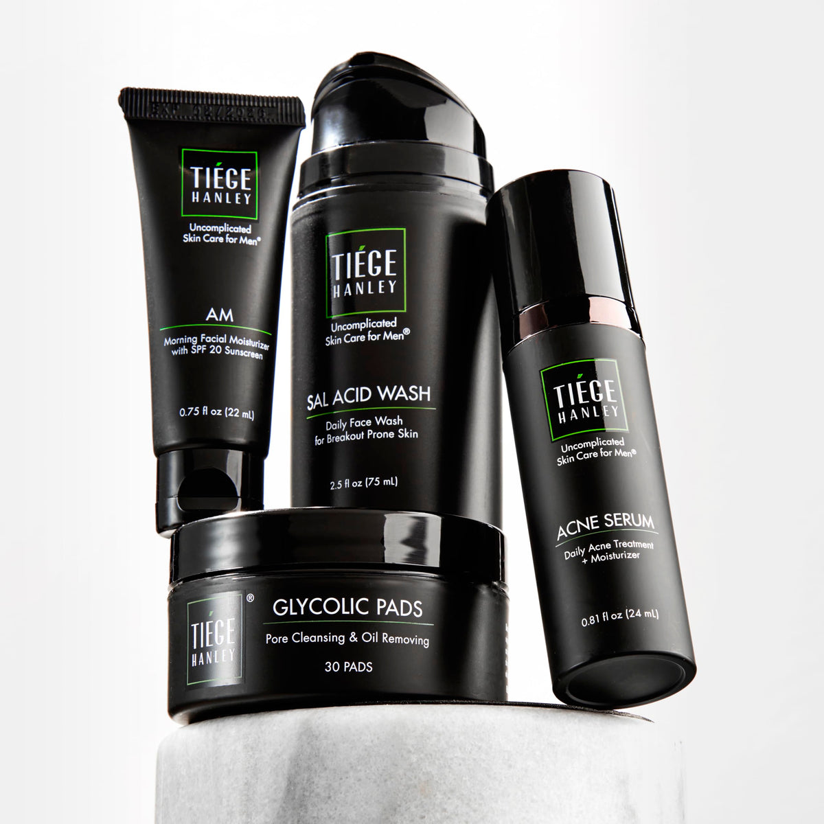 Tiege Hanley lavage à l’acide salicylique pour nettoyer et hydrater la peau.