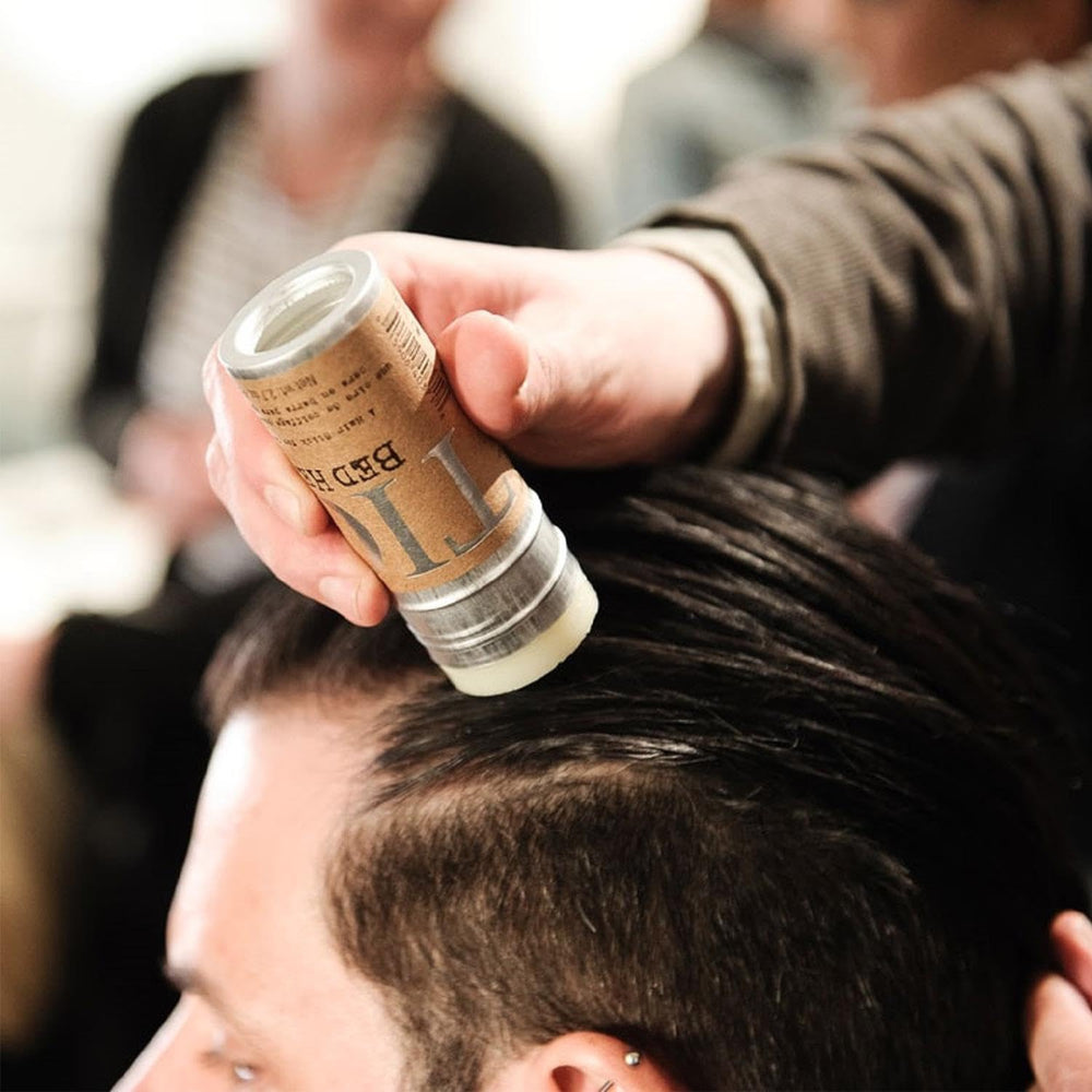 Texture et définition flexibles grâce au bâton coiffant Bed Head.