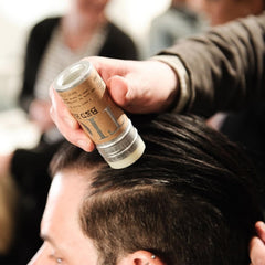 Texture et définition flexibles grâce au bâton coiffant Bed Head.