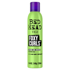 Bed Head Foxy Curls Mousse – bouteille prête à être utilisée pour cheveux bouclés.
