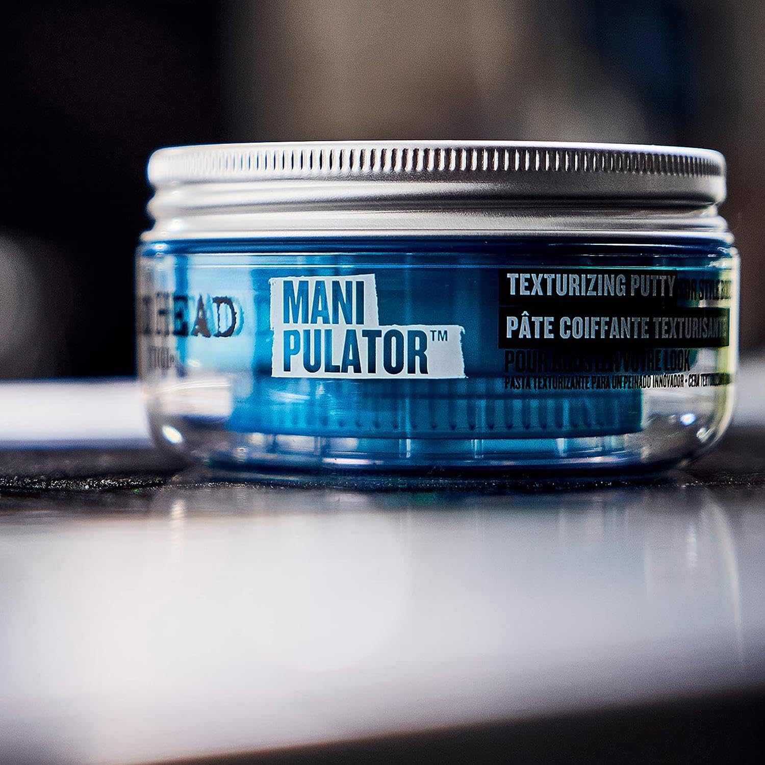 TIGI Bed Head Manipulateur permet coiffures ponctuelles et pointes maîtrisées.