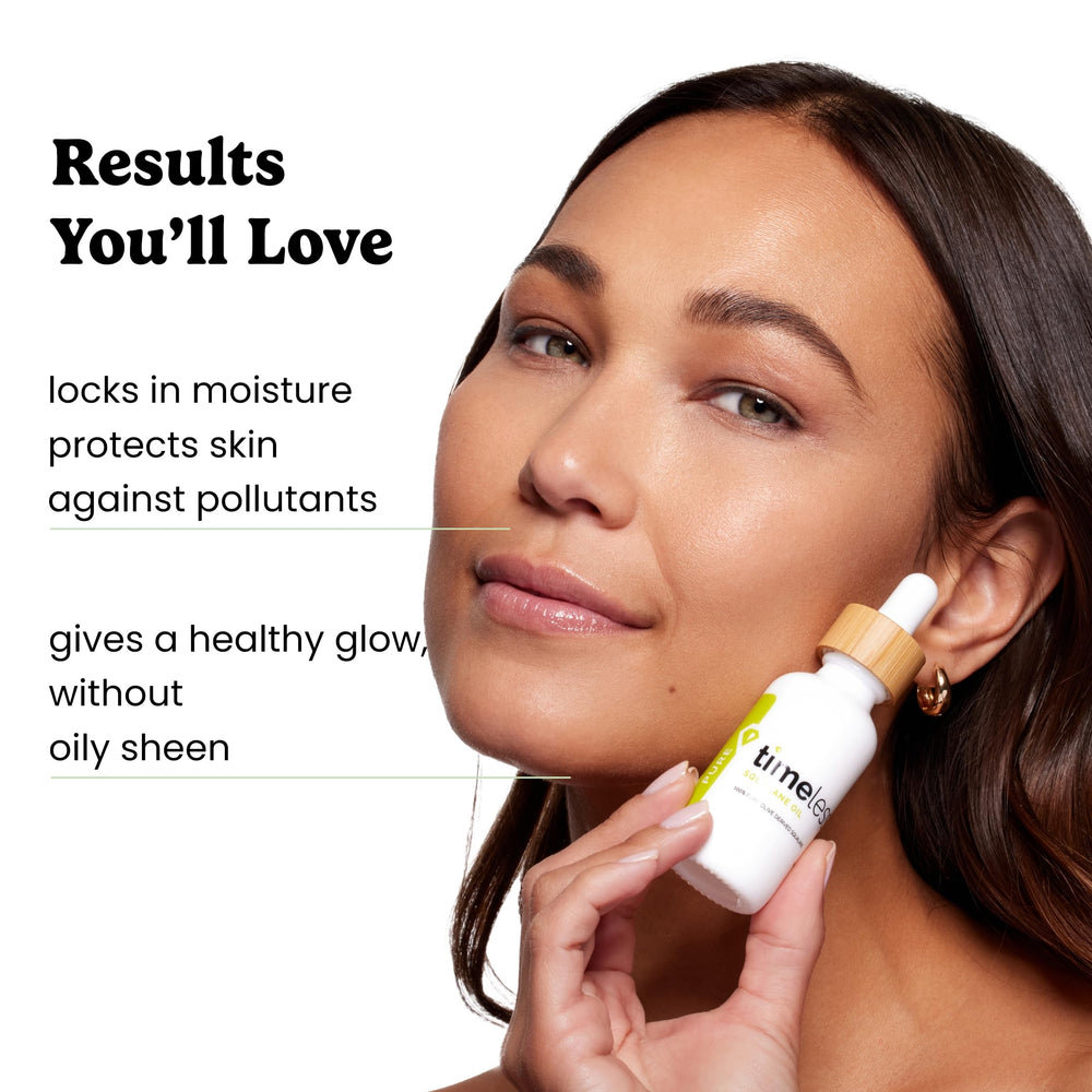 Timeless Skin Care squalane sur le visage après les sérums dans la routine nocturne.