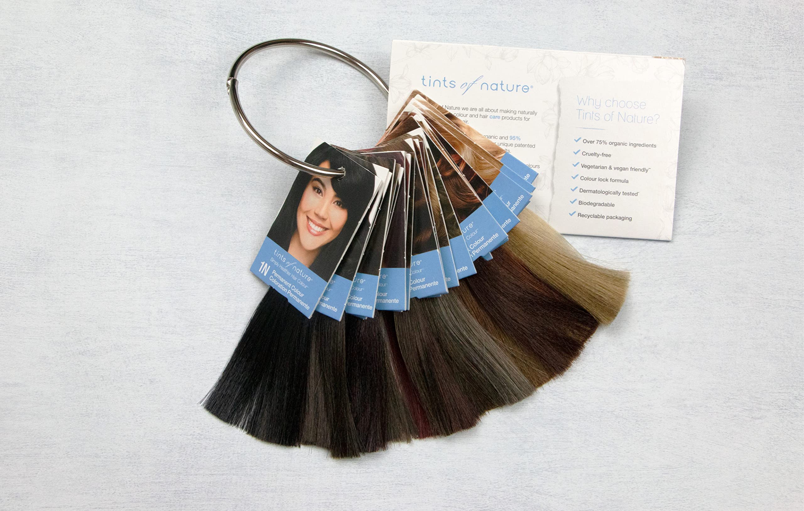 Résultat cheveux nourris et brillants après application Tints of Nature 4N.