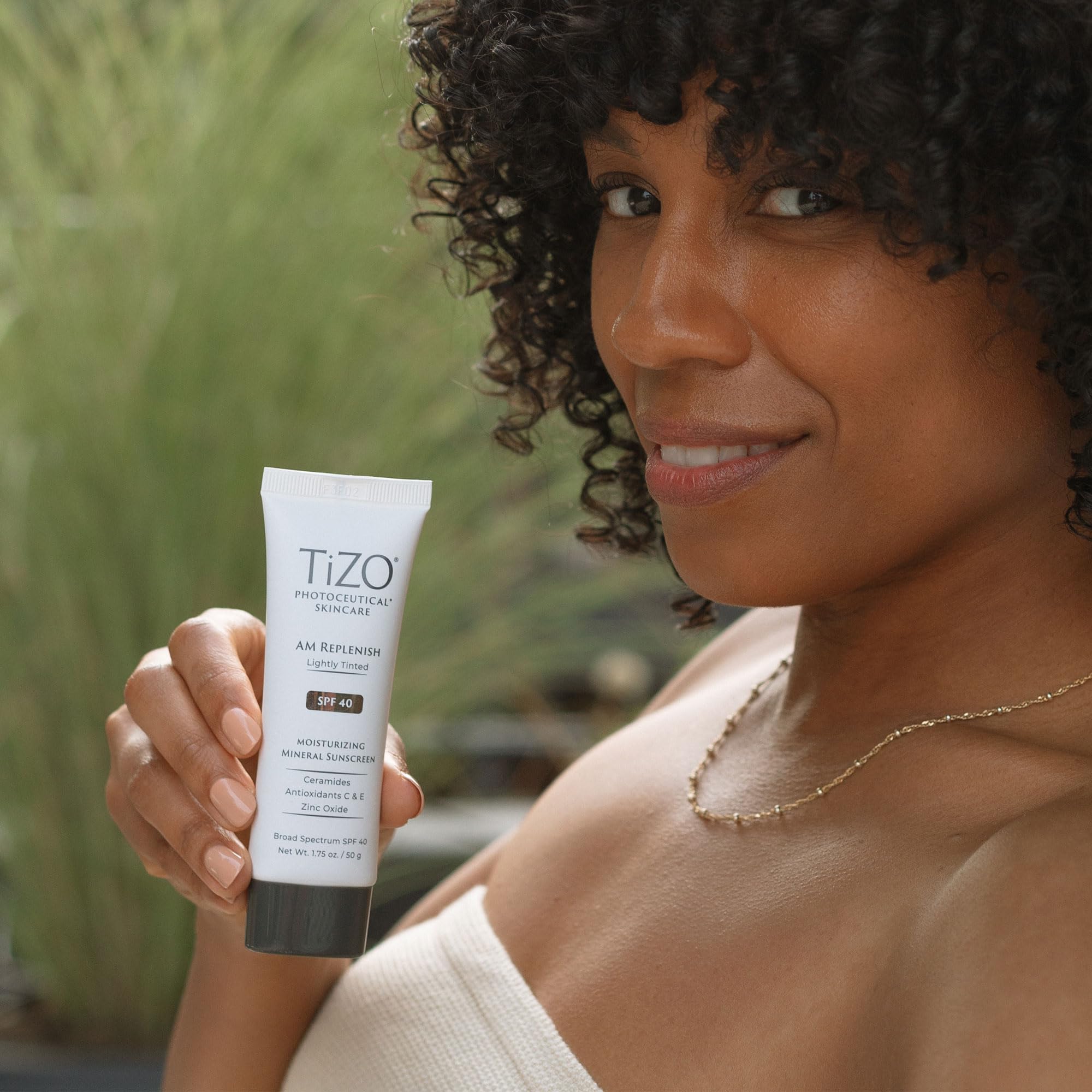 TIZO AM Replenish SPF 40 — Teinte subtile pour un teint homogène.