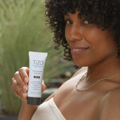 TIZO AM Replenish SPF 40 — Teinte subtile pour un teint homogène.