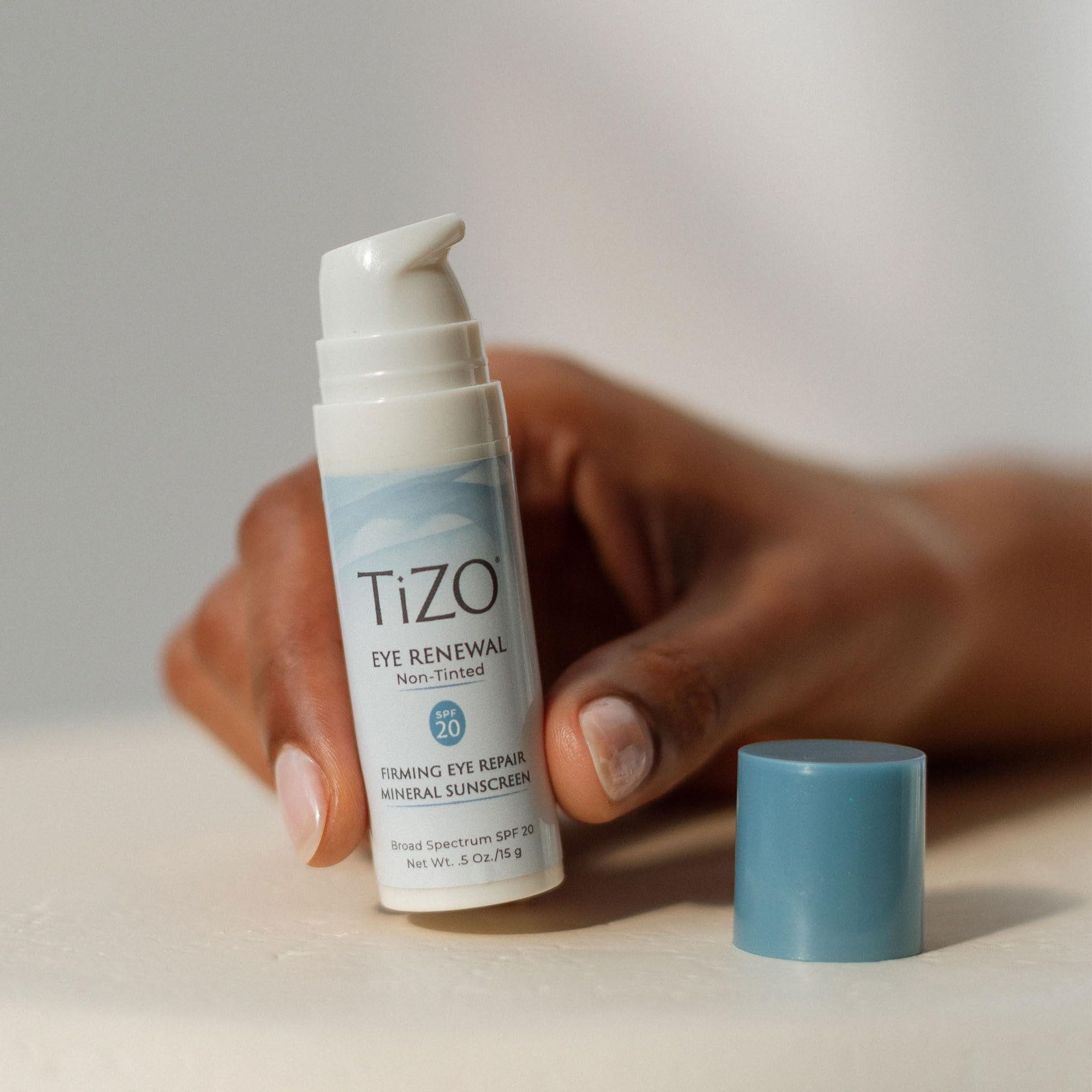 TIZO Rénovation du Regard SPF20 – Protection UVA/UVB légère sans teinte.