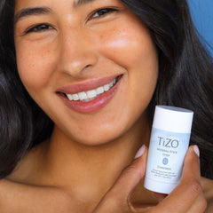 Stick teinté TIZO SPF45 format voyage pratique et compact.