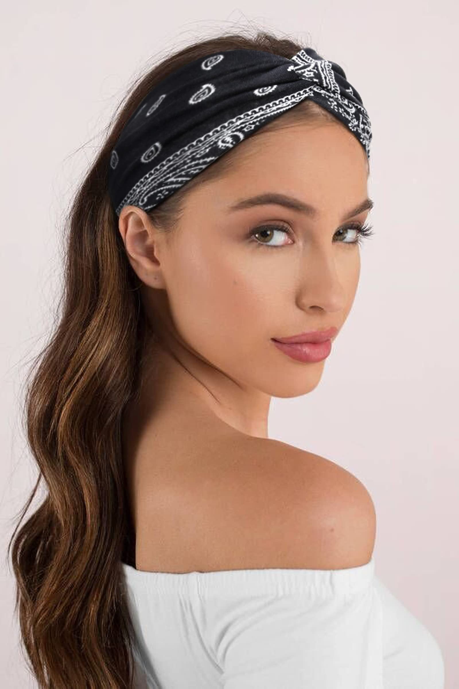Bandeau boho large bleu par Tobeffect, accessoire polyvalent pour tenues décontractées.