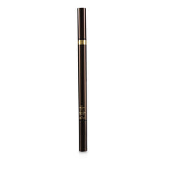 Application précise avec Tom Ford pour un regard net et dramatique.