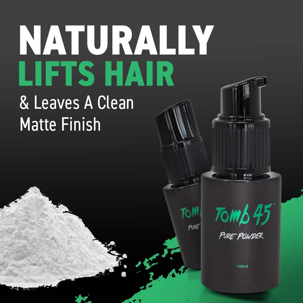 Application de la poudre sur cheveux pour créer texture et mouvement.
