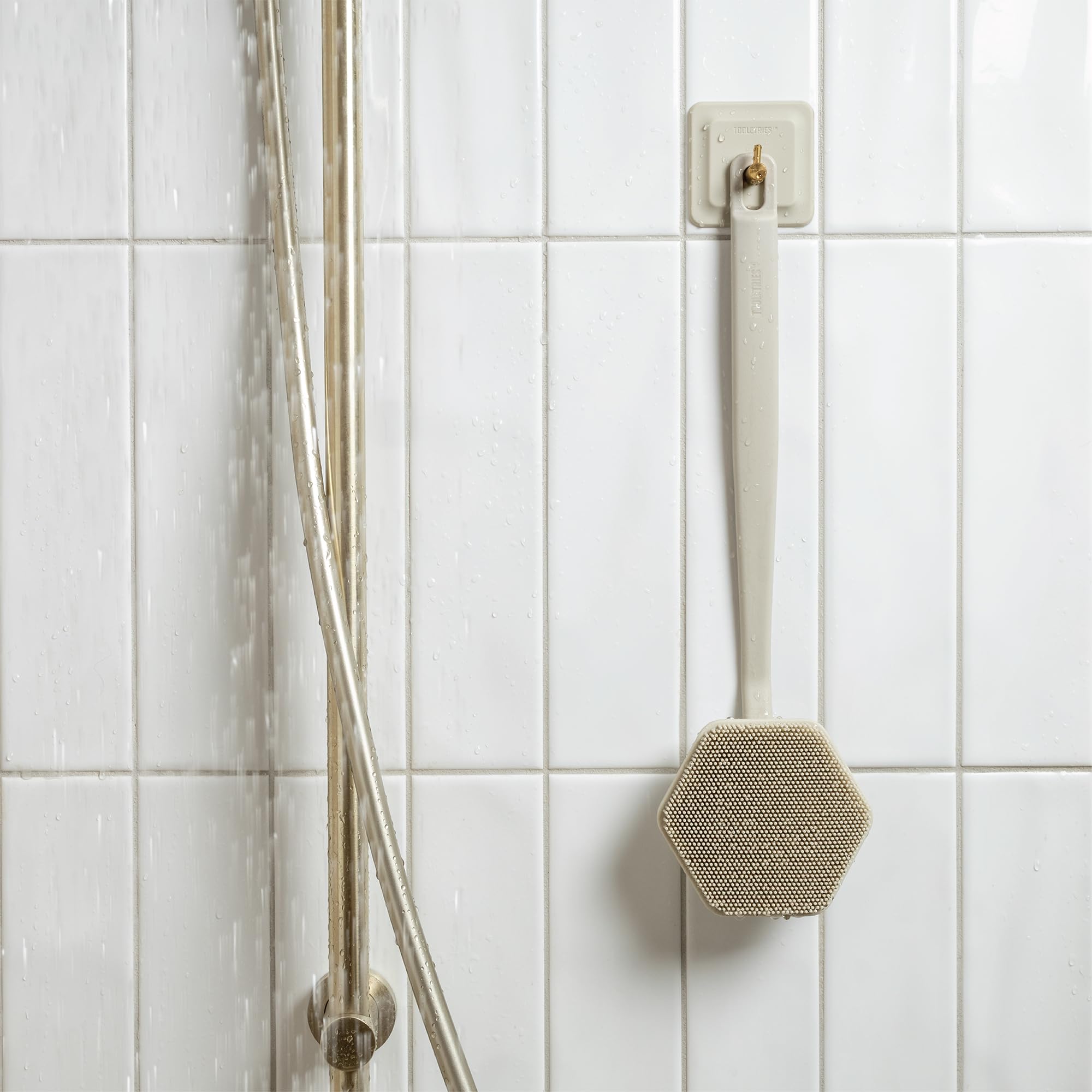 TOOLETRIES brosse-dos-silicone-rangement-compact, se range facilement dans la salle de bain.