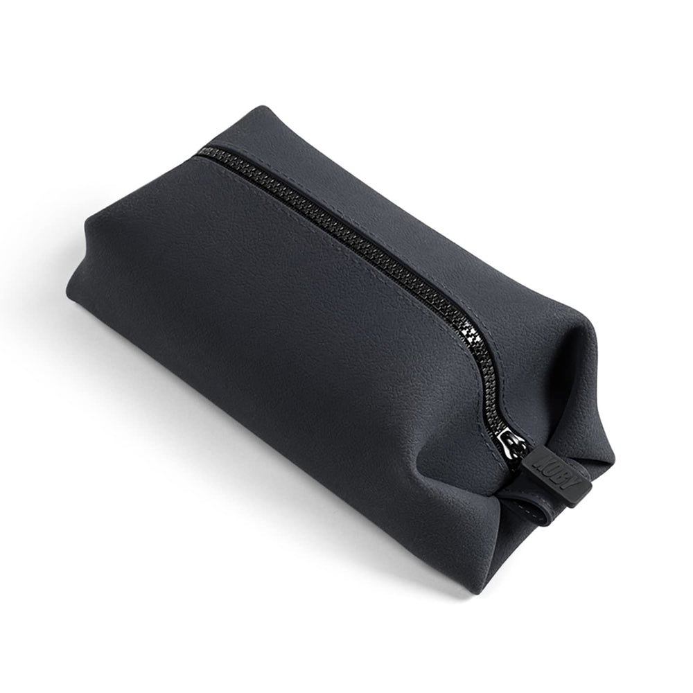 TOOLETRIES Koby Lite, vue extérieure silicone, durable et facile à nettoyer en voyage.
