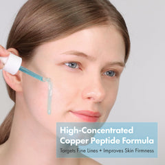 Application du sérum cuivre et peptides sur le visage, peau lisse et revitalisée.