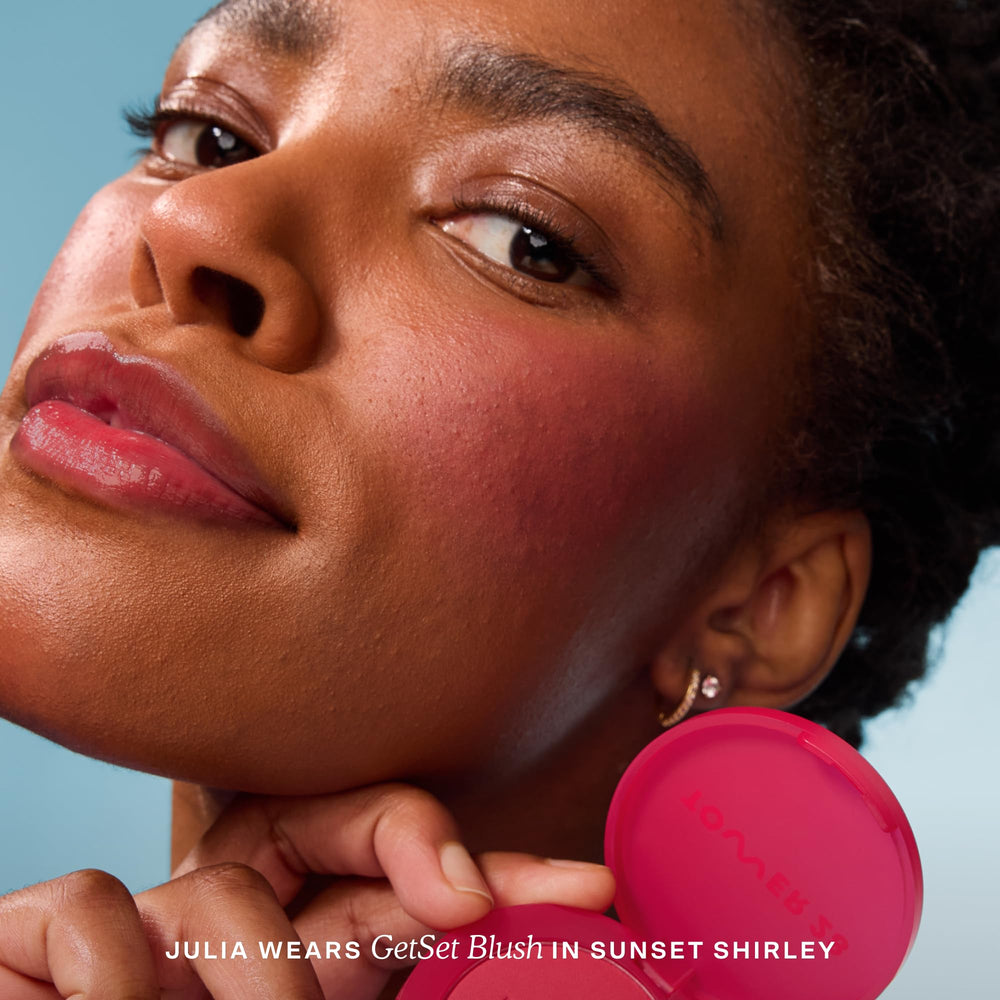 Tower 28 GetSet Poudre Fard Matte Sunset Shirley – swatch sur peau montrant le framboise profond