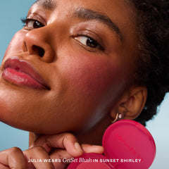 Tower 28 GetSet Poudre Fard Matte Sunset Shirley – swatch sur peau montrant le framboise profond