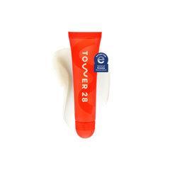 Tower28 LipSoftie vanille, baume brillant hydrate durablement les lèvres sensibles.