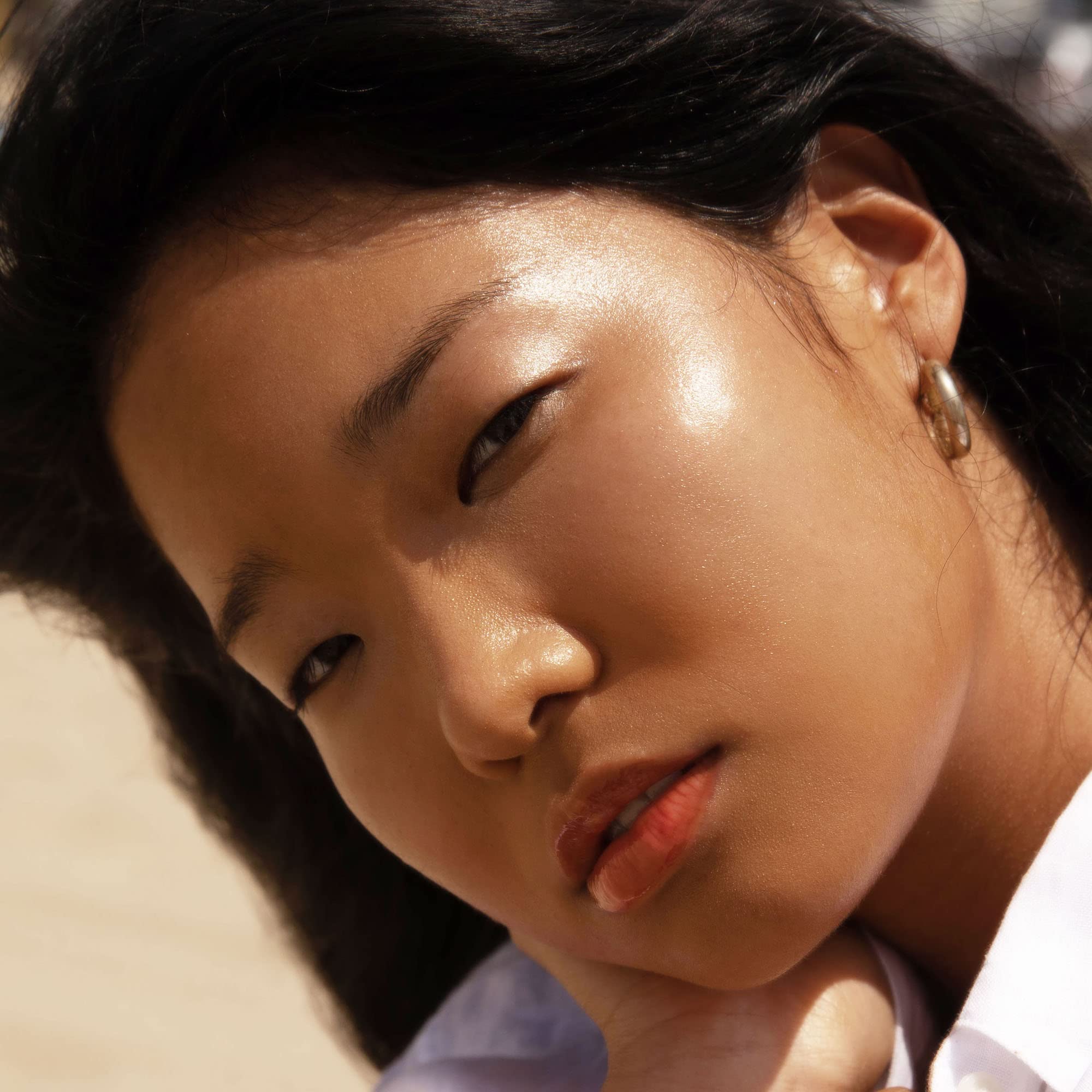 Utilisation polyvalente: porté seul ou au-dessus du maquillage pour un fini lumineux.