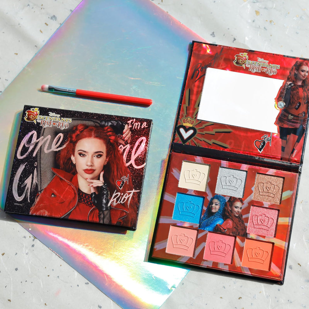 Ombres pigmentées et opaques Townley Girl Descendants Rise Red pour des looks vibrants.