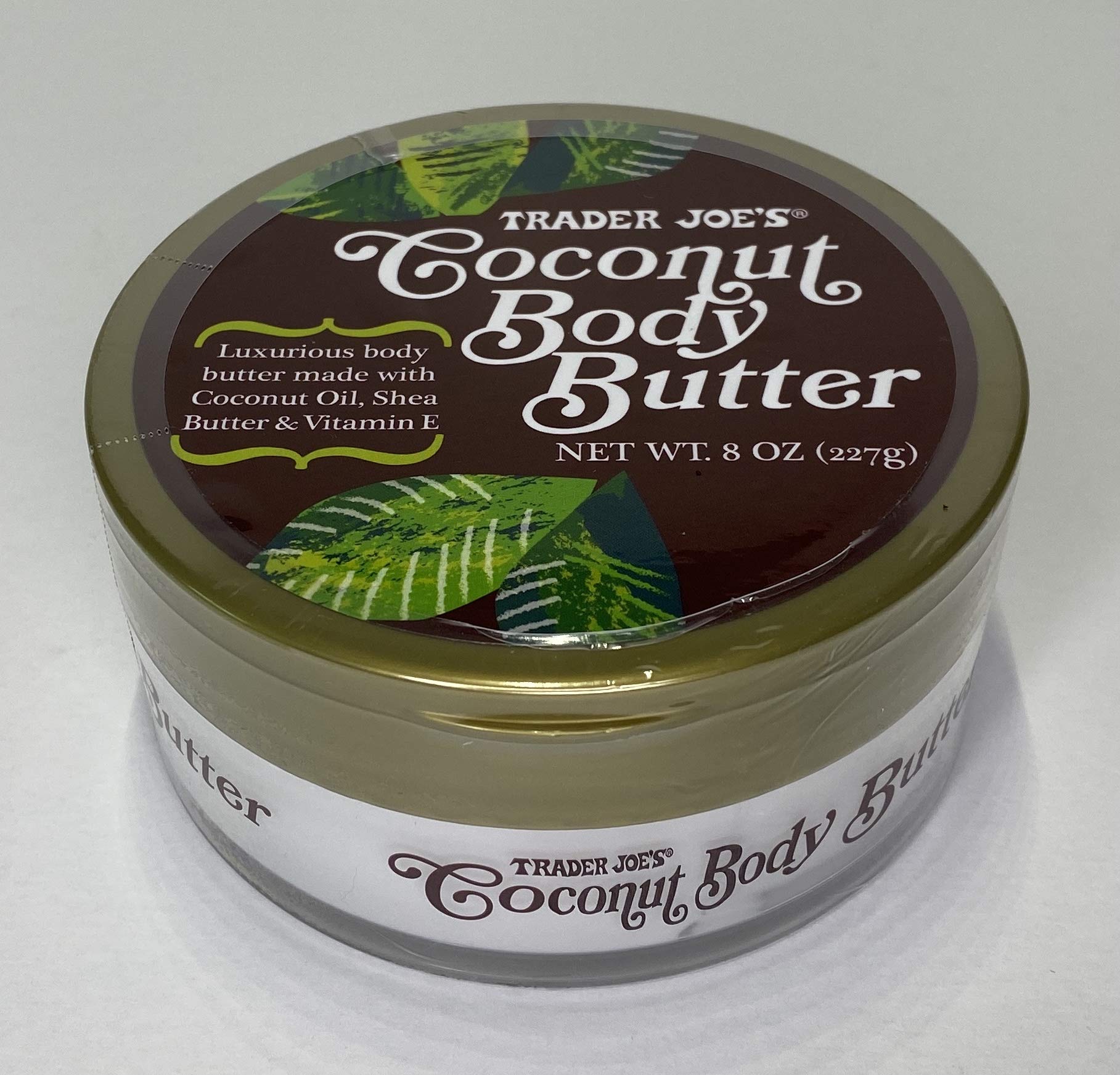 Emballage élégant Trader Joe's – beurre coco pour routine hydratante.