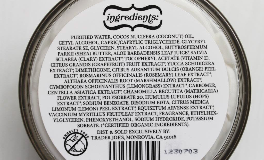 Massage quotidien avec le beurre coco Trader Joe's pour nourrir.