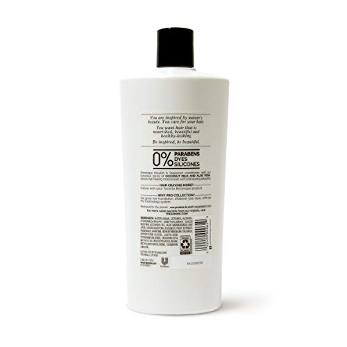 Mains appliquant le produit sur cheveux humides.