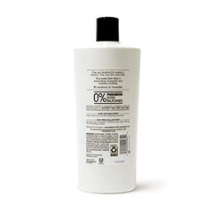 Mains appliquant le produit sur cheveux humides.