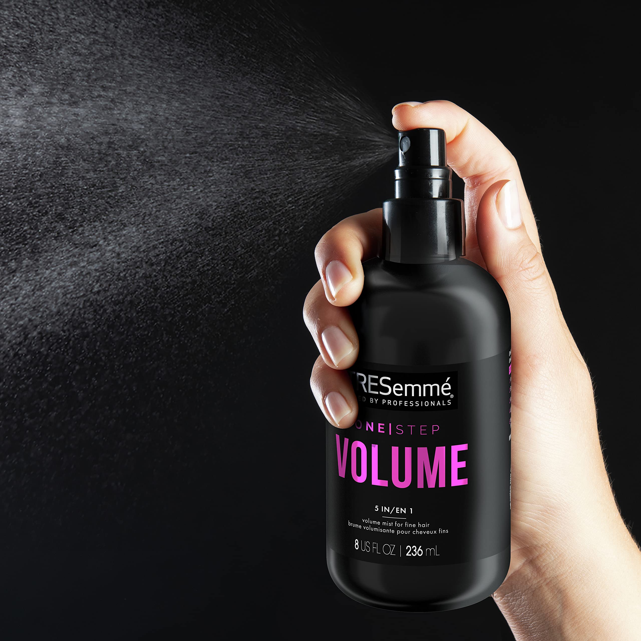 TRESemmé brume volume 5-en-1 lors du brossage pour optimiser le volume.