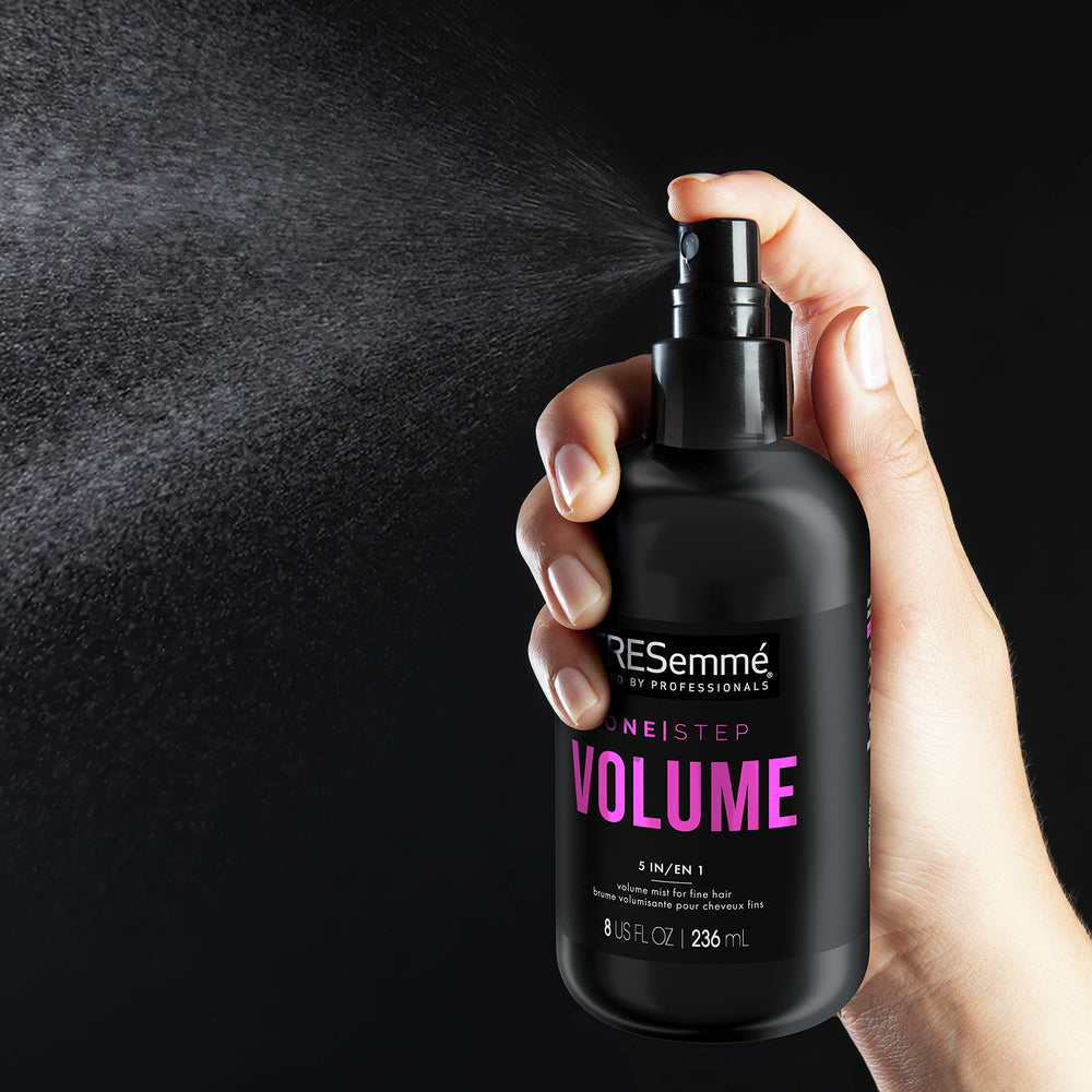 TRESemmé brume volume 5-en-1 lors du brossage pour optimiser le volume.
